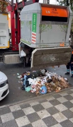 Kadıköy’de bir kişi girdiği çöp konteynerinden 2 gün sonra vinçle çıkarıldı