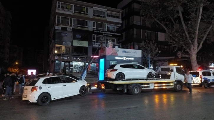 Kadıköy’de iki araç çarpışıp elektrik direğine vurdu: 3 yaralı