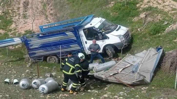 Kamyonet şarampole yuvarlandı: 1'i ağır, 2 yaralı