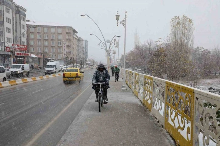 Kar yağışı Ağrı’yı beyaza bürüdü