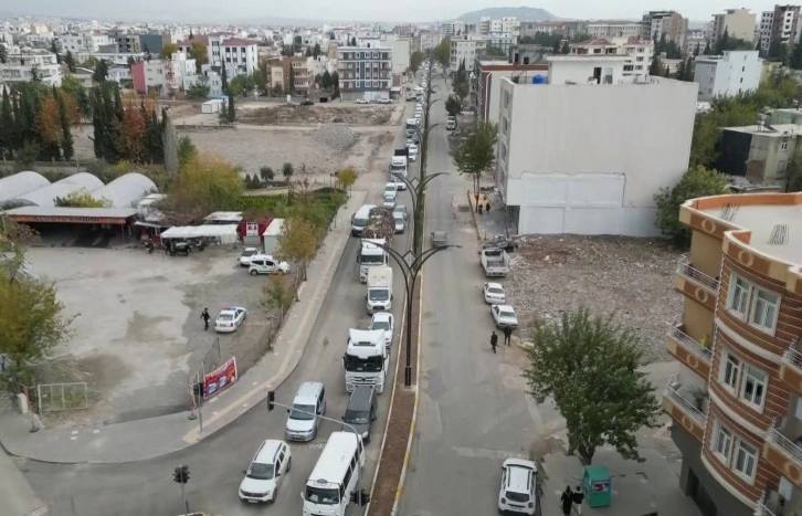 Kara yoluna yıkılan bina trafik yoğunluğuna neden oldu