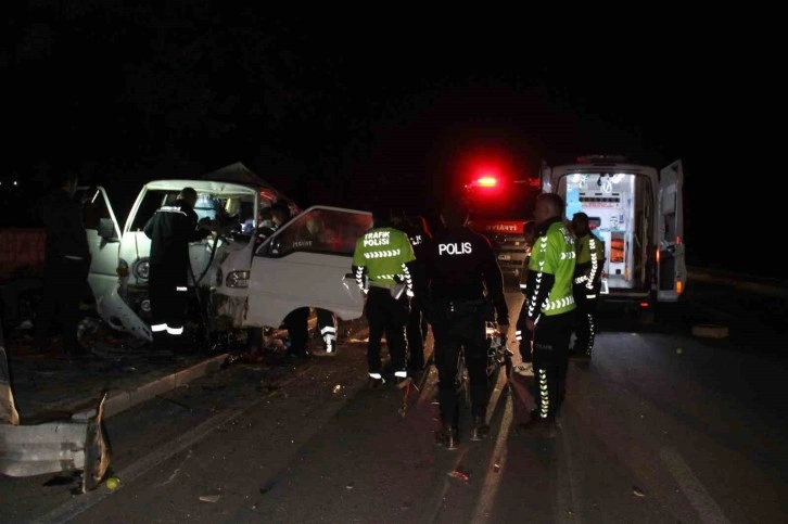 Karaman’da kaza sonrası kamyonette sıkışan sürücü için ekipler seferber oldu