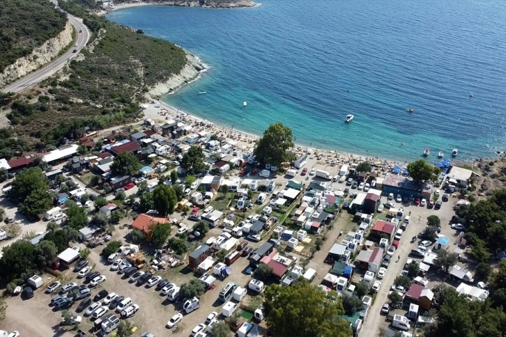 Karavan tatilcileri Foça'ya akın etti