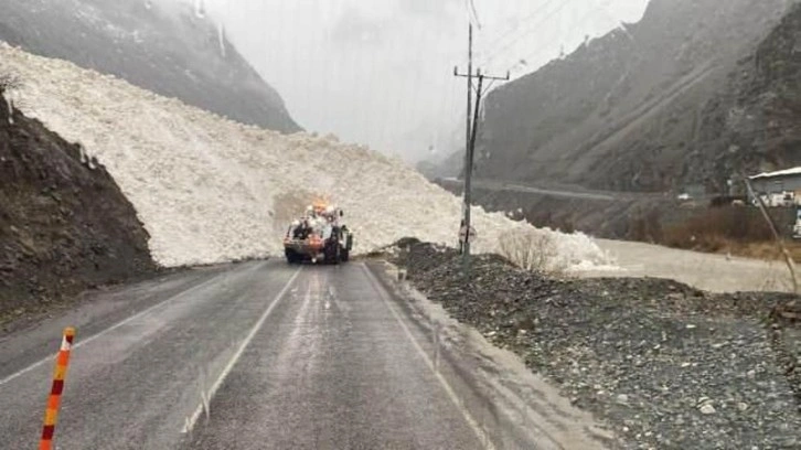 Karayoluna çığ düştü: Ulaşım kapandı!