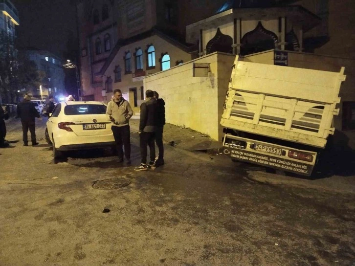 Kartal’da kamyonet ile otomobil çarpıştı: 2 yaralı