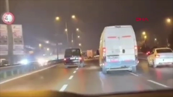 Kartal'da trafikte tehlikeli inatlaşma kamerada: Sopayla böyle vurmaya çalıştı