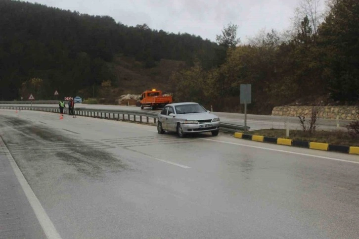 Kastamonu’da virajı alamayan otomobil bariyerlere çarptı