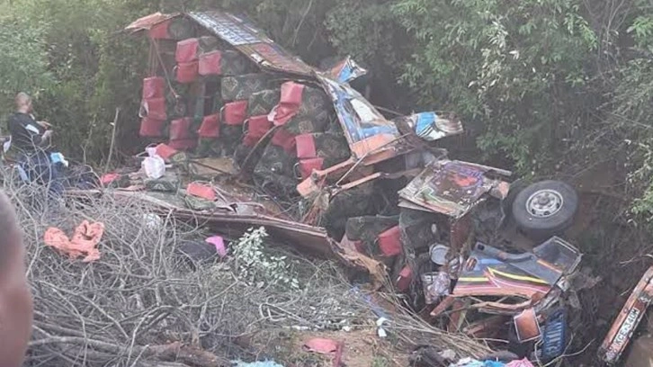 Katliam gibi kaza! Yolcu otobüsü şarampole devrildi; 9 kişi öldü, 30 kişi yaralandı