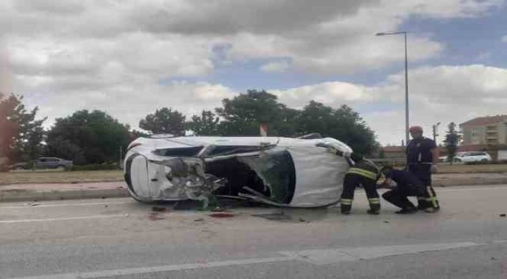 Kavşakta çarpışan otomobillerden biri takla attı: 1’i ağır 3 yaralı