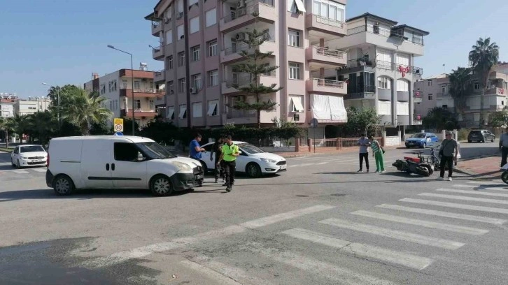 Kavşakta ’U’ dönüşü motosiklet sürücüsünü hastanelik etti