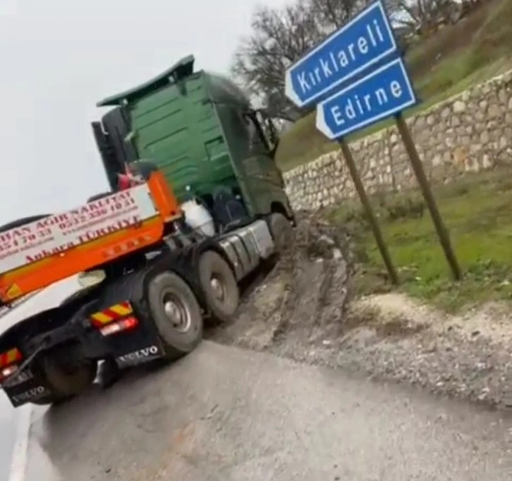 Kayan tır D-100 Karayolu’nu ulaşıma kapattı