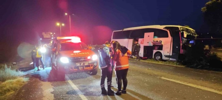 Kayseri’de kontrolden çıkan yolcu otobüsü aydınlatma direğine çarptı: 16 yaralı