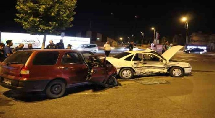 Kayseri’de otomobiller çarpıştı: 1’i ağır 5 yaralı