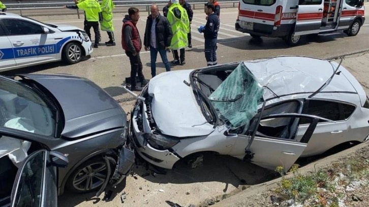 Kazaya müdahale eden ambulans ve polis aracına başka bir otomobil çarptı: 10 yaralı