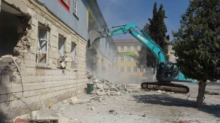 Kilis’te ağır hasarlı okulların yıkımına başlandı