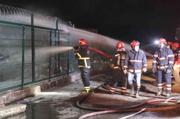 Kimyasal atıkların bulunduğu geri dönüşüm tesisinde korkutan yangın