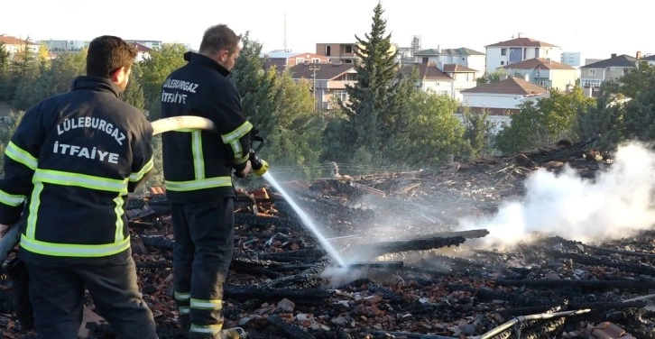 Kırklareli’nde okulun çatısında çıkan yangın söndürüldü: Eğitim öğretime ara verildi