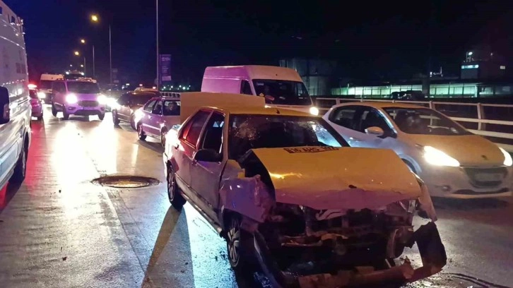 Kocaeli’de otomobil, kırmızı ışıkta duran araca çarptı: 1 yaralı