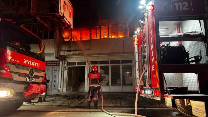 Koltuk üretimi yapan atölye alev alev yandı