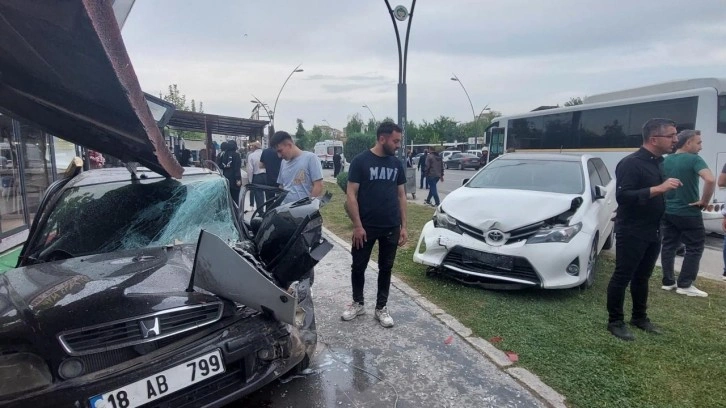 Kontrolden çıkan kamyon park halindeki araçların arasına daldı: 2 yaralı