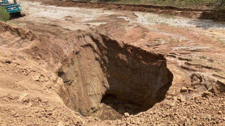 Konya'da eş zamanlı 15 obruk oluştu: 10 metre derinliğinde