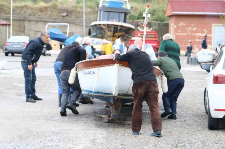 Korkutan fırtına öncesi tekneleri karadan yürüttüler