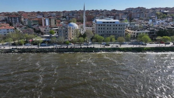 Küçükçekmece Gölü'nün kıyı kesimlerinde suyun rengi değişti