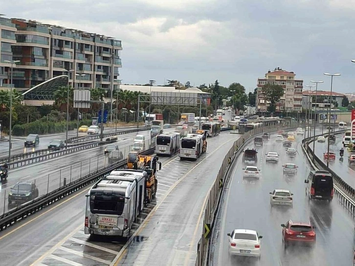 Küçükçekmece’de metrobüsler çarpıştı: 4 yolcu hafif yaralandı