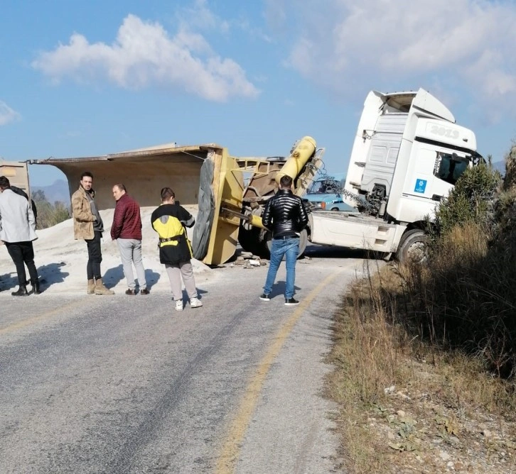 Kum yüklü tırın dorsesi anayola devrildi