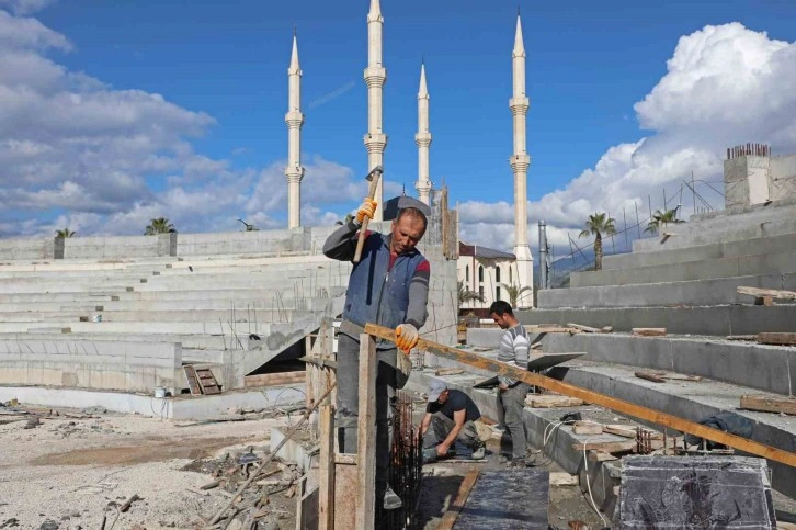 Kumluca Atatürk Stadyumu’nun kaba inşaatı yüzde 85 tamamlandı