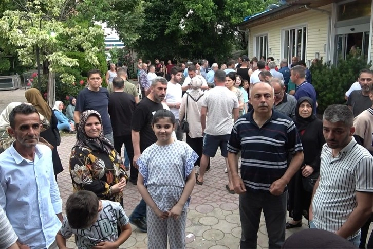 Kurbanlık danaya girdiler, kolide istedikleri çıkmayınca isyan çıkardılar...