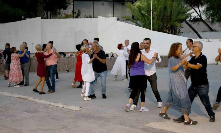 Kuşadalılar 100’üncü yılı 100 kişilik vals gösterisi ile kutlayacak