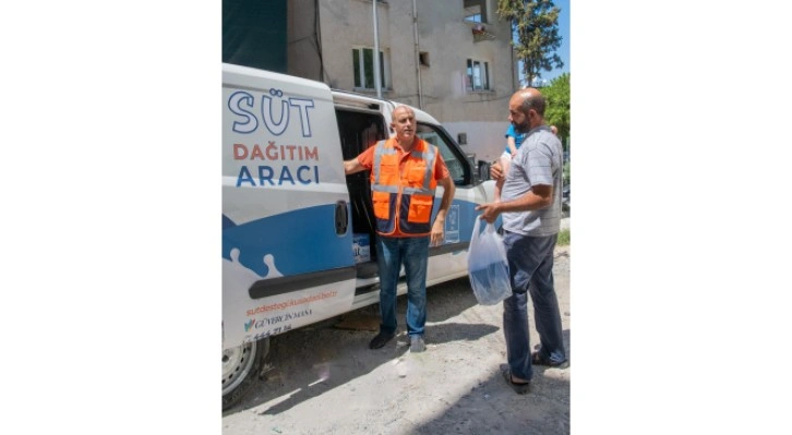 Kuşadası Belediyesi’nin süt desteği ile çocuklar sağlıklı büyüyor