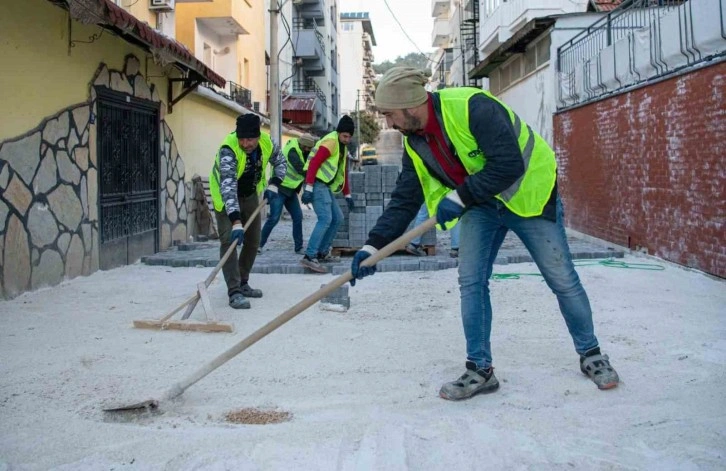 Kuşadası Belediyesi’nin yol mesaisi devam ediyor