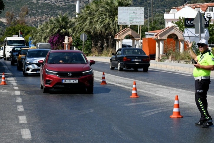 Kuşadası’na bir günde 40 binden fazla araç giriş yaptı