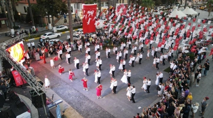 Kuşadası’nda 100 kişi aynı anda vals oynadı