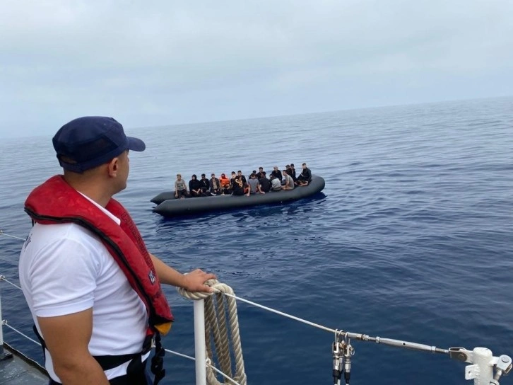 Kuşadası’nda 30 düzensiz göçmen kurtarıldı