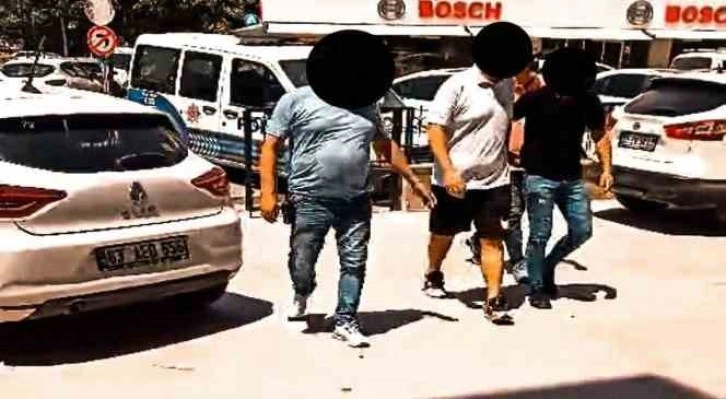 Kuşadası’nda aranan şahıslar polis ekiplerine takıldı