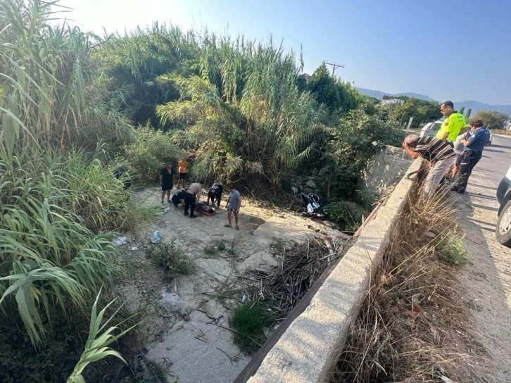 Kuşadası’nda motosiklet dere yatağına uçtu: 2 ağır yaralı