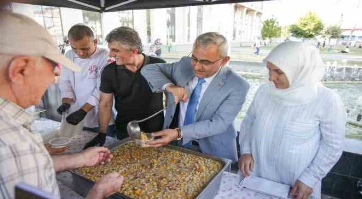 Kütahya Belediyesinden vatandaşlara aşure ikramı