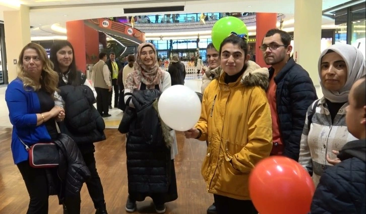 Kütahya’da engelleri aşan özel vatandaşlardan Filistin için resim sergisi