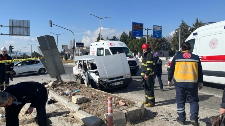 Kütahya'da feci kaza. İki otomobil çarpıştı. Üç kişi hayatını kaybetti iki kişi ise yaralandı