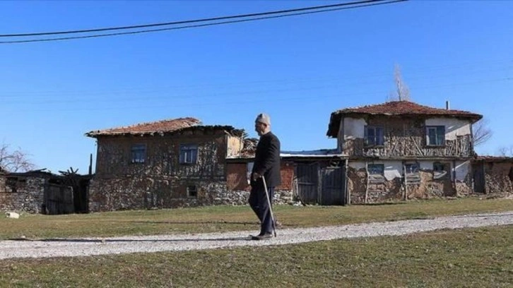 Kütahya'daki terk edilmiş köyde iki yıldır tek başına yaşıyor