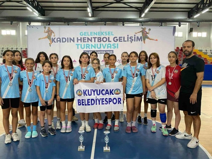 Kuyucak Belediyespor, İstanbul’dan 2 kupa ile döndü