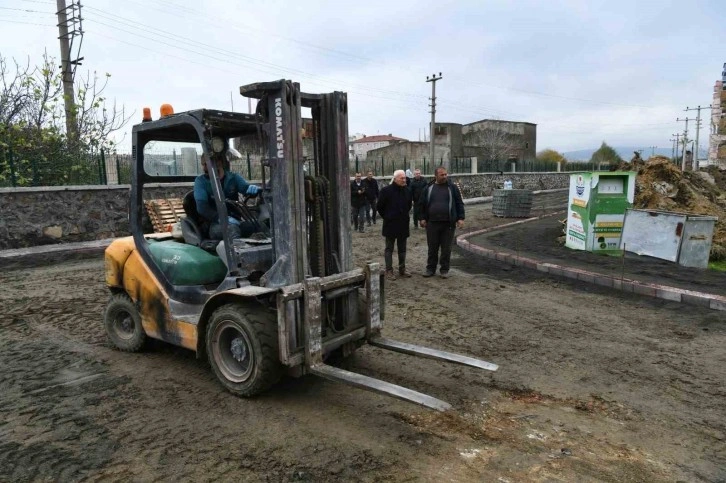 Lapseki’de parke taş döşemesi hızla devam ediyor