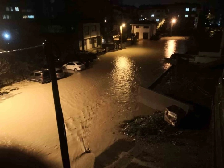 Lapseki’de sağanak yağış etkili oldu, caddeler göle döndü