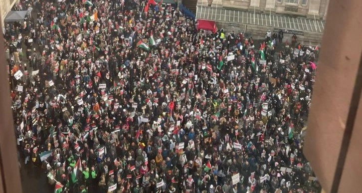 Londra’da on binlerce kişiden Filistin’e destek protestosu