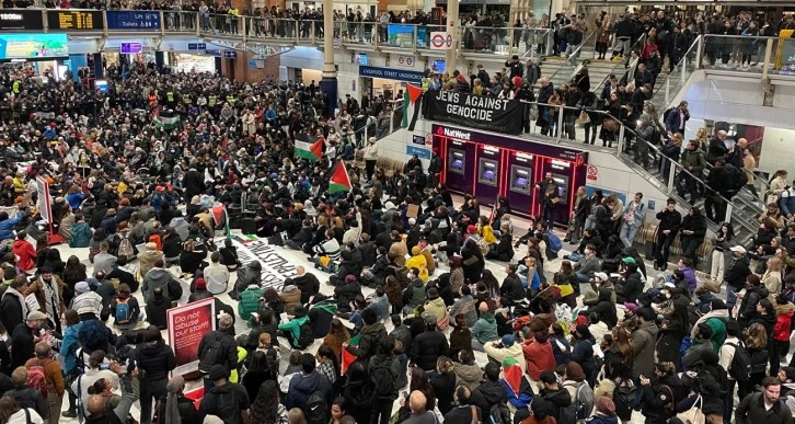 Londra’da tren istasyonunda Gazze’de ateşkes için oturma eylemi