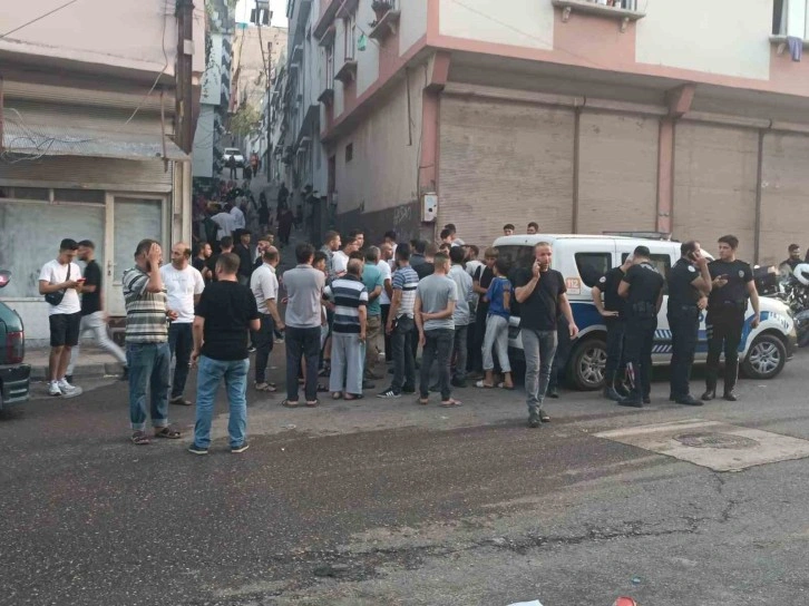 Mahalleli ile uyuşturucu satıcıları arasında kavga: 1 ölü, 4 yaralı