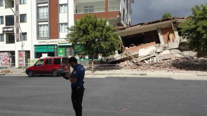 Malatya’da ağır hasarlı bina yıkım sırasında sağlam binanın üzerine çöktü